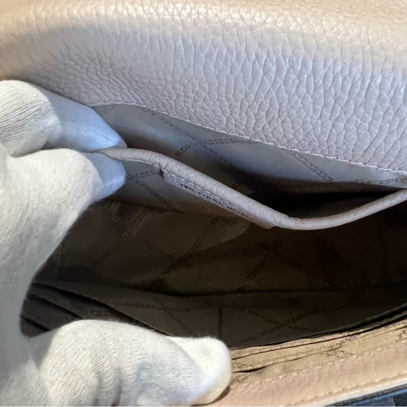 ✨SOLD✨Michael Kore Cross body bag - Picture 5 of 9